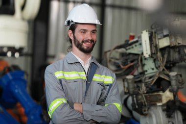 Robot mühendisi fabrika deposunda robotik kolun bakımı üzerinde çalışıyor. İş teknolojisi.