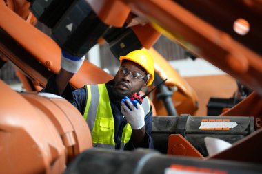 Robotik Silah Mühendisi Yapay Zeka Bilgisayar İşlemci Birimi ekipmanlarını kontrol ediyor