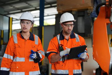 Robot Silah Mühendisleri Yapay Zeka Bilgisayar İşlemcisi Birimi 'nin ekipmanlarını kontrol ediyor.