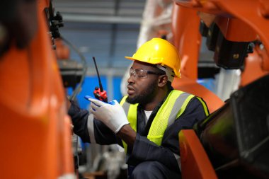 Robotik Silah Mühendisi Yapay Zeka Bilgisayar İşlemci Birimi ekipmanlarını kontrol ediyor