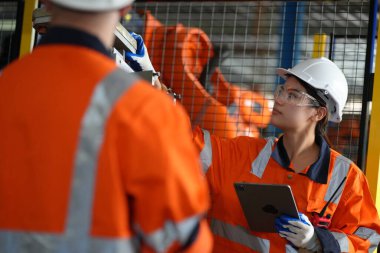 Robot Silah Mühendisleri Yapay Zeka Bilgisayar İşlemci Birimi ekipmanlarını kontrol ediyor