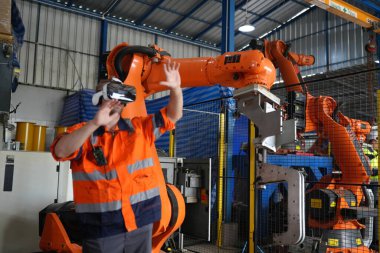 Robotik Silah Mühendisi Yapay Zeka Bilgisayar İşlemcisi Birimi 'nin ekipmanlarını kontrol ediyor