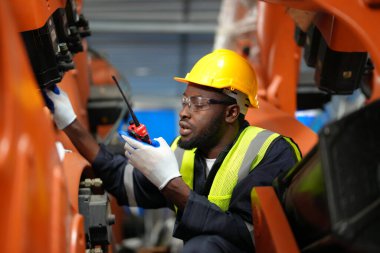 Robotik Silah Mühendisi Yapay Zeka Bilgisayar İşlemcisi Birimi 'nin ekipmanlarını kontrol ediyor