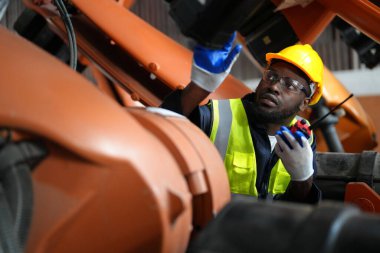 Robotik Silah Mühendisi Yapay Zeka Bilgisayar İşlemci Birimi ekipmanlarını kontrol ediyor