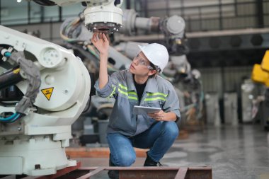 Robotik Silah Mühendisi Yapay Zeka, Programlama Geliştirme Teknolojisi yazılımı ile ekipmanları kontrol ediyor.