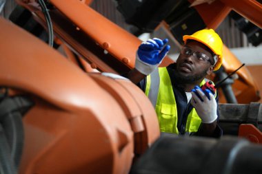 Robotik Silah Mühendisi, bir Yapay Zeka Bilgisayar İşlemcisi Birimi yazılımı ile ekipmanları kontrol ediyor