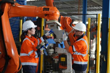 Robot Silah Mühendisleri Yapay Zeka Bilgisayar İşlemcisi Birimi 'nin ekipmanlarını kontrol ediyor.