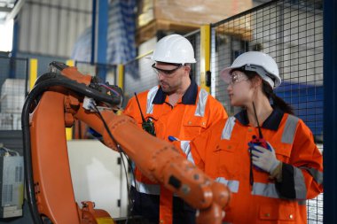 Robot Silah Mühendisleri Yapay Zeka Bilgisayar İşlemcisi Birimi 'nin ekipmanlarını kontrol ediyor.