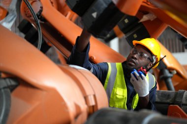 Robotik Silah Mühendisi Yapay Zeka Bilgisayar İşlemci Birimi ekipmanlarını kontrol ediyor