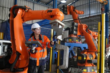 Robotik Silah Mühendisi Yapay Zeka Bilgisayar İşlemci Birimi ekipmanlarını kontrol ediyor