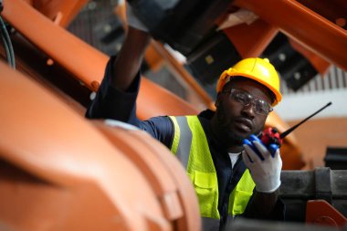 Robotik Silah Mühendisi, bir Yapay Zeka Bilgisayar İşlemcisi Birimi yazılımı ile ekipmanları kontrol ediyor