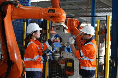 Robot Silah Mühendisleri Yapay Zeka Bilgisayar İşlemcisi Birimi 'nin ekipmanlarını kontrol ediyor.