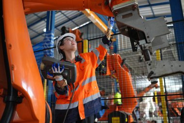 Robotik Silah Mühendisi, bir Yapay Zeka Bilgisayar İşlemcisi Birimi yazılımı ile ekipmanları kontrol ediyor