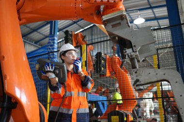 Robotik Silah Mühendisi Yapay Zeka Bilgisayar İşlemci Birimi ekipmanlarını kontrol ediyor