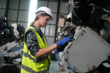 Robotik Silah Mühendisi Yapay Zeka, Programlama Geliştirme Teknolojisi yazılımı ile ekipmanları kontrol ediyor