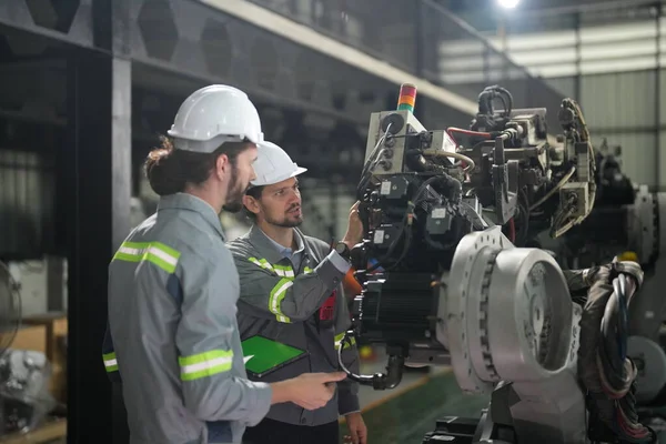 Инженеры Роботы Работающие Над Обслуживанием Роботизированного Рукава Фабричном Складе Бизнес — стоковое фото