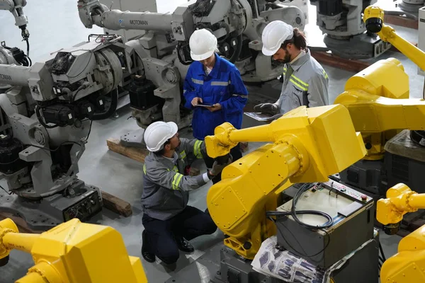 Engenheiros Robótica Trabalhando Manutenção Braço Robótico Armazém Fábrica Tecnologia Empresarial — Fotografia de Stock