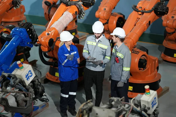 Robotica Ingenieurs Werken Aan Het Onderhoud Van Robotarm Fabriek Magazijn — Stockfoto