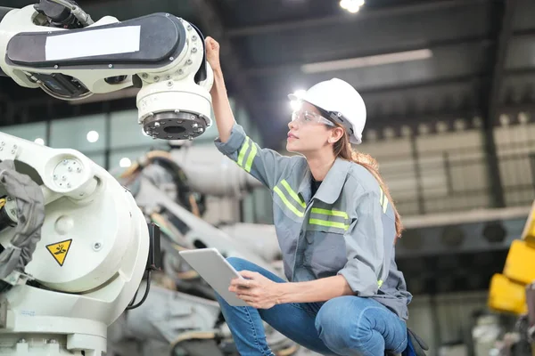 Robotik Silah Mühendisi Yapay Zeka, Programlama Geliştirme Teknolojisi yazılımı ile ekipmanları kontrol ediyor.