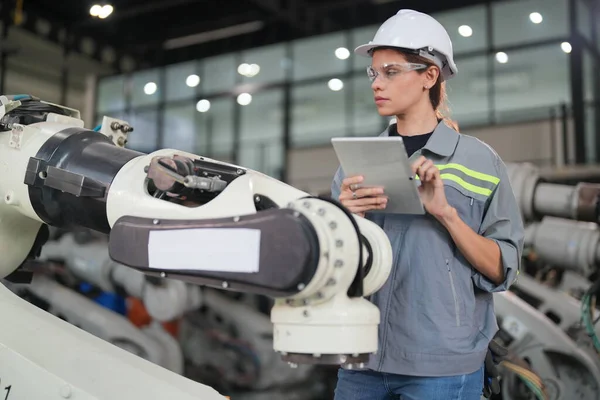 Robotic Arm Ingenjör Kontroll Utrustning Med Programvara Artificiell Intelligens Programmering — Stockfoto