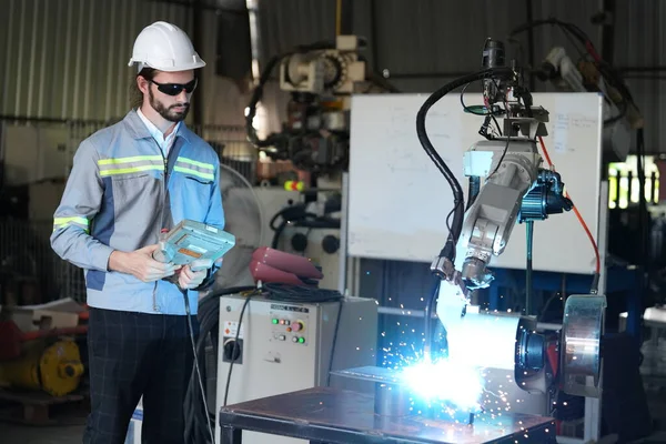 Ingegnere Robotico Che Lavora Alla Manutenzione Del Braccio Robotico Nel — Foto Stock