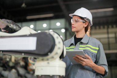 Robotik Silah Mühendisi Yapay Zeka, Programlama Geliştirme Teknolojisi yazılımı ile ekipmanları kontrol ediyor.