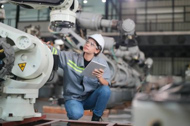 Robotik Silah Mühendisi Yapay Zeka, Programlama Geliştirme Teknolojisi yazılımı ile ekipmanları kontrol ediyor.