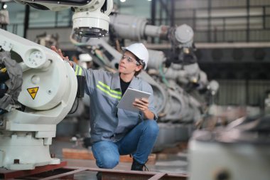 Robotik Silah Mühendisi Yapay Zeka, Programlama Geliştirme Teknolojisi yazılımı ile ekipmanları kontrol ediyor.