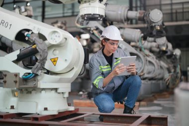 Robotik Silah Mühendisi Yapay Zeka, Programlama Geliştirme Teknolojisi yazılımı ile ekipmanları kontrol ediyor.