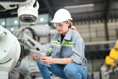 Robotik Silah Mühendisi Yapay Zeka, Programlama Geliştirme Teknolojisi yazılımı ile ekipmanları kontrol ediyor.