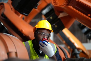 Robotik Silah Mühendisi, Yapay Zeka Bilgisayar İşlemcisi Birimi yazılımı ile ekipmanlarını kontrol et.