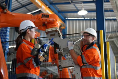 Robot Silah Mühendisleri Yapay Zeka Bilgisayar İşlemcisi Birimi 'nin ekipmanlarını kontrol ediyor.