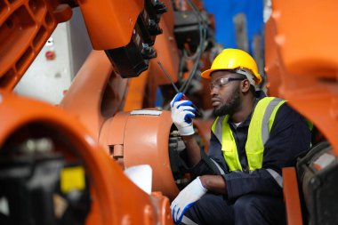 Robotik Silah Mühendisi, bir Yapay Zeka Bilgisayar İşlemcisi Birimi yazılımı ile ekipmanları kontrol ediyor