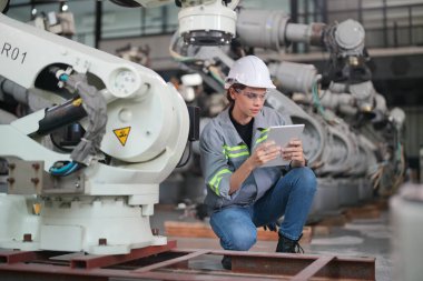 Robotik Silah Mühendisi Yapay Zeka, Programlama Geliştirme Teknolojisi yazılımı ile cihazları kontrol et