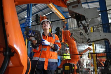 Robotik Silah Mühendisi, bir Yapay Zeka Bilgisayar İşlemcisi Birimi yazılımı ile ekipmanları kontrol ediyor