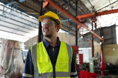 Robotik Silah Mühendisi Yapay Zeka Bilgisayar İşlemcisi Birimi 'nin ekipmanlarını kontrol ediyor