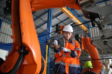 Robotik Silah Mühendisi, bir Yapay Zeka Bilgisayar İşlemcisi Birimi yazılımı ile ekipmanları kontrol ediyor