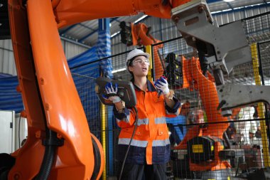 Robotik Silah Mühendisi, bir Yapay Zeka Bilgisayar İşlemcisi Birimi yazılımı ile ekipmanları kontrol ediyor