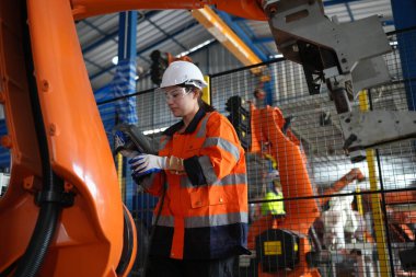 Robotik Silah Mühendisi, Yapay Zeka Bilgisayar İşlemcisi Birimi yazılımı ile ekipmanlarını kontrol et.