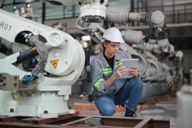 Robotik Silah Mühendisi Yapay Zeka, Programlama Geliştirme Teknolojisi yazılımı ile ekipmanları kontrol ediyor.