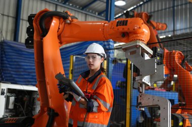 Robotik Silah Mühendisi Yapay Zeka Bilgisayar İşlemcisi Birimi 'nin ekipmanlarını kontrol ediyor