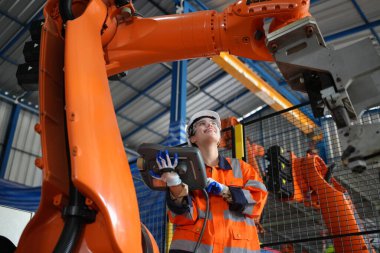 Robotik Silah Mühendisi, bir Yapay Zeka Bilgisayar İşlemcisi Birimi yazılımı ile ekipmanları kontrol ediyor