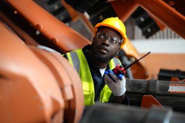 Robotik Silah Mühendisi Yapay Zeka Bilgisayar İşlemcisi Birimi 'nin ekipmanlarını kontrol ediyor