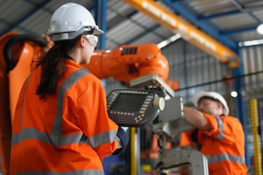 Robot Silah Mühendisleri Yapay Zeka Bilgisayar İşlemci Birimi ekipmanlarını kontrol ediyor