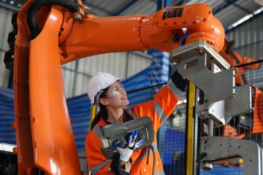 Robotik Silah Mühendisi, bir Yapay Zeka Bilgisayar İşlemcisi Birimi yazılımı ile ekipmanları kontrol ediyor