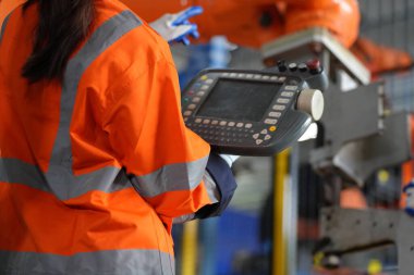 Robotik Silah Mühendisi, Yapay Zeka Bilgisayar İşlemcisi Birimi yazılımı ile ekipmanlarını kontrol et.