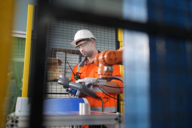 Robotik Silah Mühendisi, bir Yapay Zeka Bilgisayar İşlemcisi Birimi yazılımı ile ekipmanları kontrol ediyor