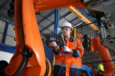 Robotik Silah Mühendisi, bir Yapay Zeka Bilgisayar İşlemcisi Birimi yazılımı ile ekipmanları kontrol ediyor