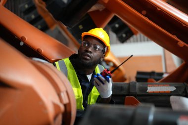 Robotik Silah Mühendisi Yapay Zeka Bilgisayar İşlemcisi Birimi 'nin ekipmanlarını kontrol ediyor