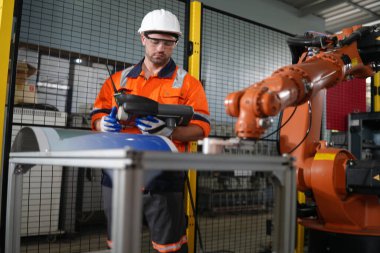 Robotik Silah Mühendisi Yapay Zeka Bilgisayar İşlemci Birimi ekipmanlarını kontrol ediyor